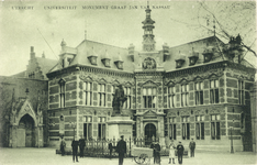 275 Gezicht op het Academiegebouw (Domplein 29) te Utrecht met op de voorgrond het standbeeld Jan van Nassau (Domplein).